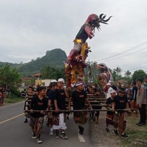 Umat Hindu Desa Sumur Gelar Pawai Ogoh-Ogoh Rangkaian Hari Raya Nyepi