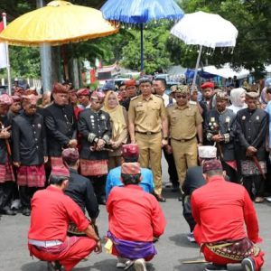 Prosesi Adat adat Sai Batin Lima Marga Sambut Ke Datangan Egi – Syaiful di kantor bupati
