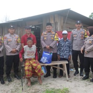 Kapolres Lampung Selatan Kunjungi Kakek Sokim, Lansia Sebatangkara di Rumah Tak Layak Huni