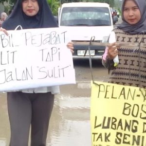 Viral..!!! Warga Enam Desa Kecamatan Palas Aksi Teatrikal Berebut Ikan Lele Dijalan Berlubang
