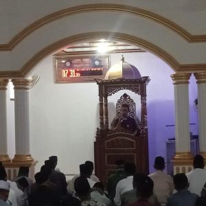 Ratusan warga kampung mekar indah jaya ikuti solat Ied Berjamaah di Masjid Al Falah, Pemerintah kampung mekar indah jaya ucapkan permintaan maaf