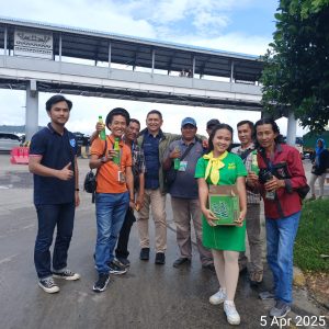 PT. Mayora Indah Grup Bagikan Sembilan Ribu Botol Minuman Nipis Madu di Arus Balik 1446 H