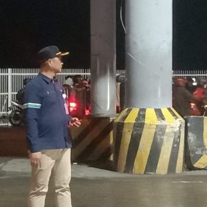 Tak Kenal Lelah, GM ASDP Cabang Utama Bakauheni Syamsudin Turun Langsung Layani Penumpang Arus Balik 1446 H