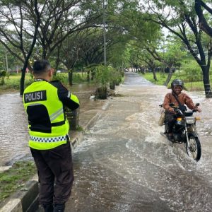 Kapolres Lampung Selatan Tinjau Luapan Air di Kalianda, Himbau Warga Waspada