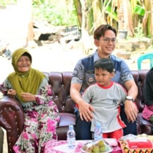 Bupati Egi Salurkan Bantuan RTLH untuk Korban Rumah Ambruk di Desa Kertosari Kecamatan Tanjung Sari