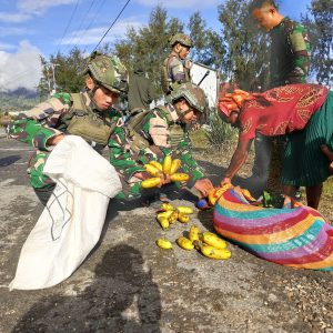Satgas Yonif 500/Sikatan Borong Hasil Petani Intan Jaya, Wujud Kepedulian dan Cinta Tanah Papua