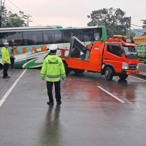 Aquaplaning, Bus Solo-Semarang Tergelincir di Turunan Bawen, Beruntung Tidak Ada Korban Jiwa!