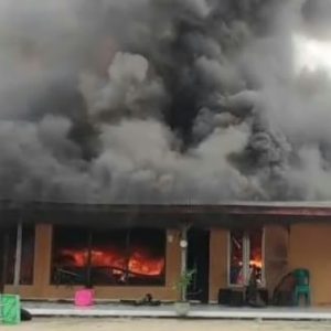 Duel Berdarah, Warga Bakar Rumah Lurah