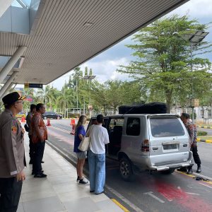 Kapolres Lampung Selatan Pantau Pengamanan Kedatangan Peserta WSL Krui Pro 2025 di Bandara Radin Intan 2 Natar