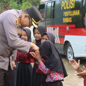 Polri Peduli Pendidikan Peringati Hari Bhayangkara ke-79 Siswa SDN Penengahan kelas Jauh Gunung Botol