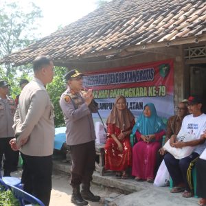 Kapolres Lampung Selatan Kunjungi Dusun Laban Sunda, Berikan Bingkisan dan Cek Kesehatan Gratis