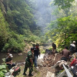 Babinsa Koramil 421-03/Pngh , Terapkan & Laksanakan Program  Lingkungan Bersih bersama  masyarakat