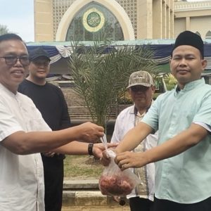 Pemkab Lamsel Berbagi Daging Kurban ke Jurnalis
