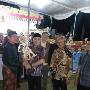 Wabup Lamsel Hadiri Pagelaran Wayang Kulit Harlah ke-93 Desa Karang Sari