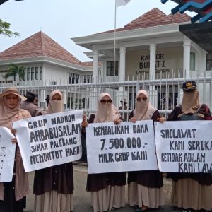 Kades Sinar Palembang Sukoco Didesak Mundur Warganya, Emak-Emak Turun Tangan