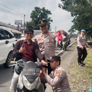 Polsek Penengahan Gerebek Warga Pasang Bendera