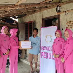 Bhayangkari Ranting Penengahan Bagikan 20 Paket Sembako Jelang HUT RI ke-80 dan HKGB ke-73