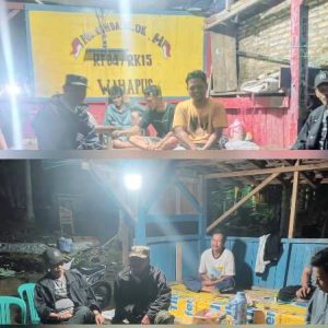 Wujud Sinergi Jaga Kamtibmas, Kades Bakauheni Sukirno dan Babinsa Kontrol Pos Ronda Siskamling