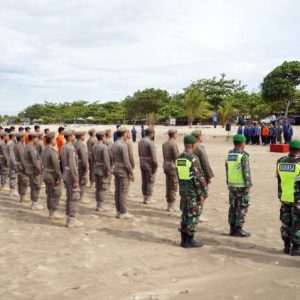 Damkar Lamsel Gelar Pelatihan Water Rescue di Pantai Kedu-Kalianda