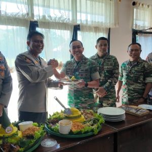 Polres Lampung Selatan Geruduk Kodim 0421, Kapolres AKBP Toni Kasmiri Serahkan Tumpeng di HUT TNI ke-80