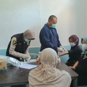 “Tes TBC Negatif: Polisi dan Tim Kesehatan Pastikan Penjamah Pangan di Rawa Selapan Bebas Tuberkulosis”