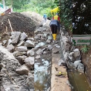 Proyek Drainase di Ungaran Timur Disorot Warga: Papan Anggaran Tak Transparan, Pekerjaan Diduga Asal-asalan