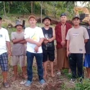 Wujud Kepedulian, PT Hakaaston Turunkan Alat Berat Bersihkan Lahan Pemakaman di Bakauheni