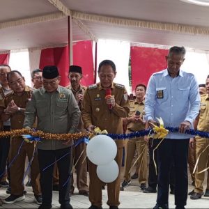 Bupati Tuba Qudrotul Bersama Anggota DPR RI Hanan A rozak Resmikan TPS3R di Kampung Tunggal Warga