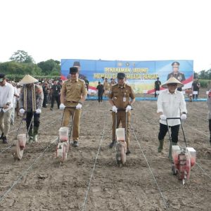 Wakapolri dan Kapolda Lampung Dampingi Menko Pangan Zulkifli Hasan Tanam Jagung di Lampung Selatan
