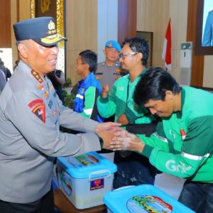 Wakapolri Serahkan Bantuan Alat Kesehatan Dan Gelar Baktikes Gratis Untuk Driver Ojek Online Di Lampung