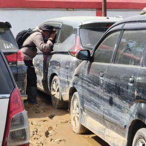 Tanggapi Isu Banyak Mayat Dalam Mobil, Polres Aceh Tamiang Cek Kendaraan Terdampak Banjir