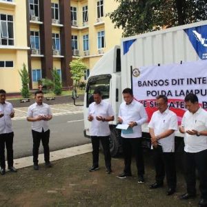 Peringati Hari Jadi ke-80 Intelijen Polri, Polda Lampung Kirim Bantuan Pakaian untuk Korban Bencana Sumatera Barat