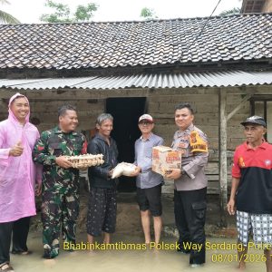 Jajaran Polres Mesuji Siaga Bantu Warga Terdampak Banjir Yang Melanda Mesuji
