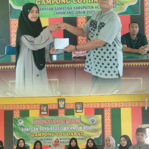 KEUCHIK GAMPONG COT DARAT SERAHKAN BEASISWA ANEUK BEUT