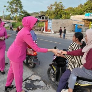Bhayangkari Cabang Lampung Selatan Bagi Takjil di Pintu Masuk Pelabuhan Bakauheni