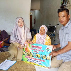 Kampung Tri Darma Wira Jaya Bagikan BLT-DD Tahap 1 Kepada 10 KPM Secara Door to door