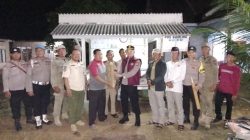 Optimalkan Keamanan Lingkungan, Kapolsek Mesuji Timur Bersama Camat Mengecek Pos Kamling dan Bagikan Kentongan