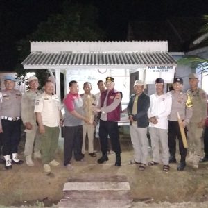 Optimalkan Keamanan Lingkungan, Kapolsek Mesuji Timur Bersama Camat Mengecek Pos Kamling dan Bagikan Kentongan