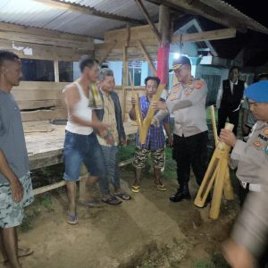 Optimalkan Keamanan Desa, Kapolsek Simpang Pematang Cek Pos Kamling dan Serahkan Kentongan