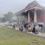 Pemuda Mekar jaya Bersama Masyarakat Bersihkan Lapangan Sepak Bola Jaya Muda FC