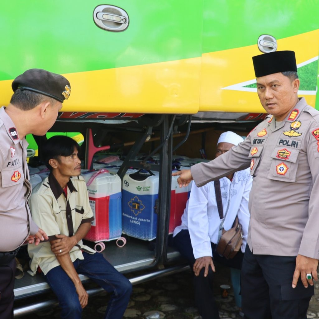 Jajaran Polres Mesuji Lakukan Pengamanan dan Menghadiri Pelepasan Jamah Haji 2026 di Masjid Jami’ Arriyad Brabasan