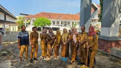 Dukung Program GERTAK Helau Sekwan DPRD Lamsel Pimpin Bersih Bersih Lingkungan Kantor 