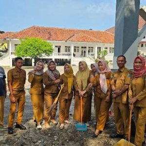 Dukung Program GERTAK Helau Sekwan DPRD Lamsel Pimpin Bersih Bersih Lingkungan Kantor 