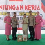 Tutup Rangkaian Kunjungan Kerja, Kapolres Mesuji Bersama Ketua Bhayangkari Cabang Mesuji Sambangi Mapolsek Way Serdang