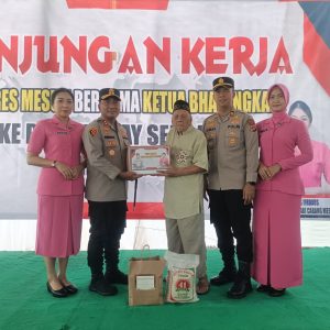 Tutup Rangkaian Kunjungan Kerja, Kapolres Mesuji Bersama Ketua Bhayangkari Cabang Mesuji Sambangi Mapolsek Way Serdang