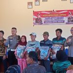Jajaran Polsek Mesuji Timur Laksanakan Giat Rutin Jumat Curhat Sekaligus Salurkan Bansos Pada Warga Kurang Mampu
