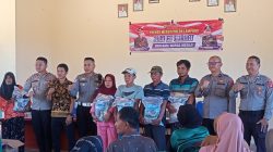 Jajaran Polsek Mesuji Timur Laksanakan Giat Rutin Jumat Curhat Sekaligus Salurkan Bansos Pada Warga Kurang Mampu