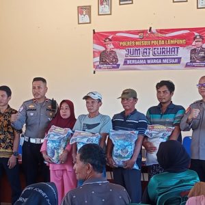Jajaran Polsek Mesuji Timur Laksanakan Giat Rutin Jumat Curhat Sekaligus Salurkan Bansos Pada Warga Kurang Mampu