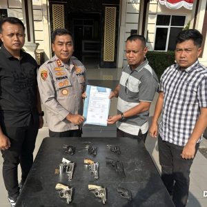 9 Pucuk Senpi rakitan dan 6 Butir Amunisi Kembali Diserahkan kepada Kapolres Mesuji Oleh Tokoh Masyarakat